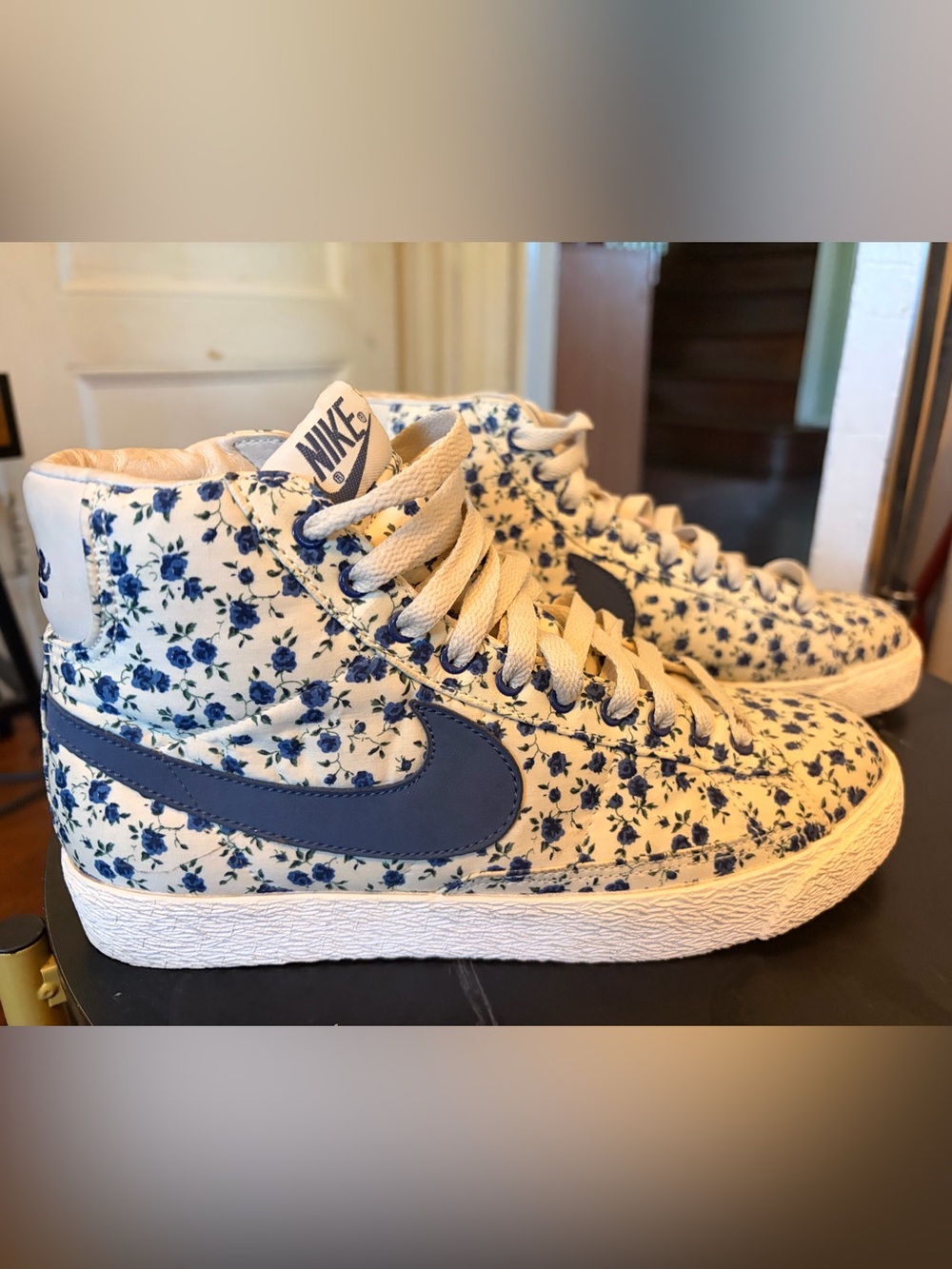 Nike Unisex Mids 77 Floral Sneakers woman’s 10 mens Size 8.5